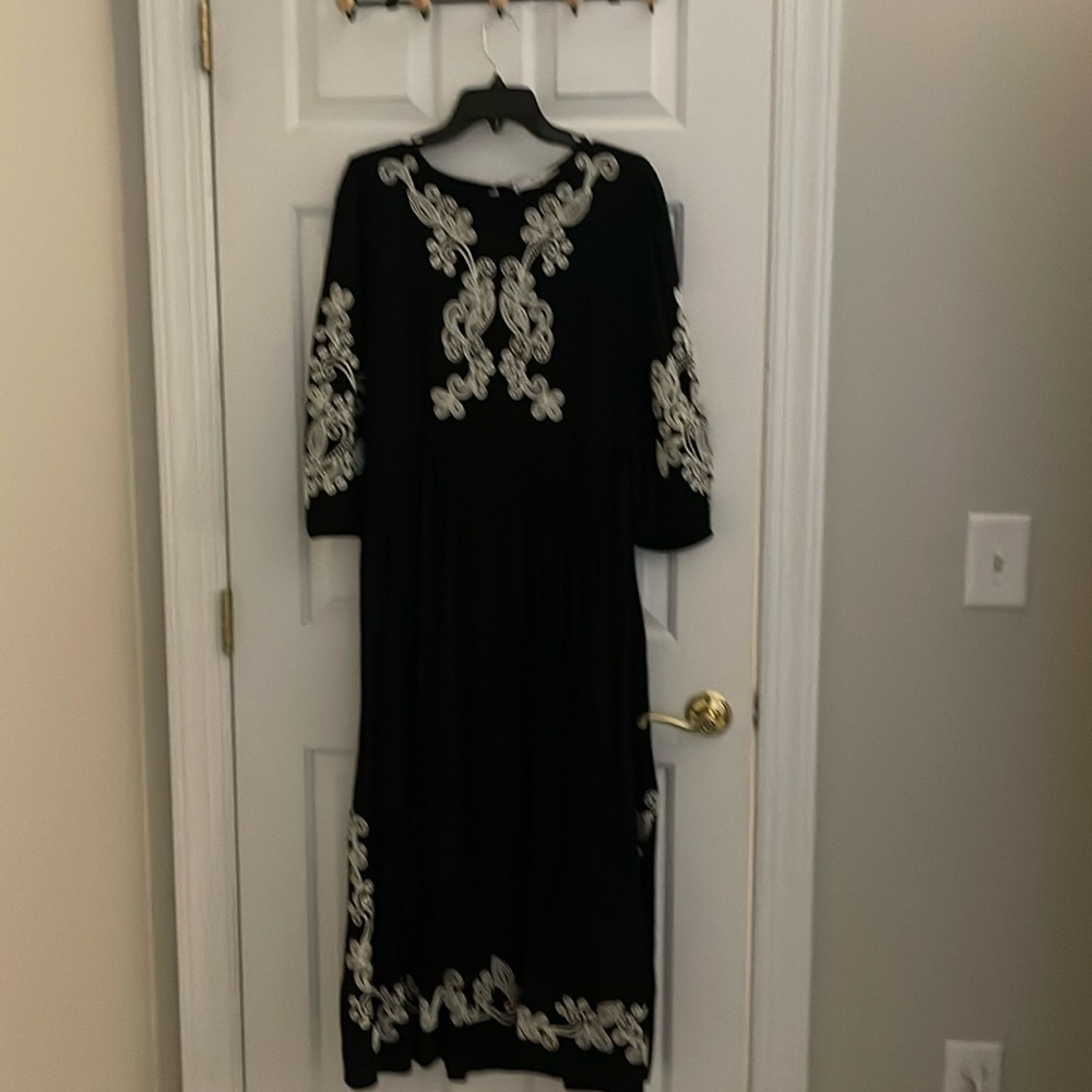 Beautiful black and white Mango embroidered dress. NWT